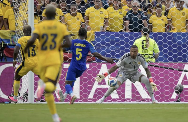 Penjaga gawang Curaçao Eloy Room tampil gemilang saat menghadapi Ekuador pada laga Grup E Piala Dunia FIFA 2026 di Kansas City. Ia mencatat 15 penyelamatan dan membantu Curaçao meraih hasil imbang 0-0. Foto: FIFA.