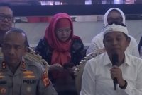 Gubernur Jawa Barat Dedi Mulyadi menghadiri konferensi pers kasus penyekapan dan penganiayaan sadis oleh tersangka Taufik Hidayat di Mapolda Jawa Barat, Jumat (26/6/2026). (Foto: Humas Jabar)