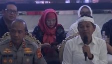 Gubernur Jawa Barat Dedi Mulyadi menghadiri konferensi pers kasus penyekapan dan penganiayaan sadis oleh tersangka Taufik Hidayat di Mapolda Jawa Barat, Jumat (26/6/2026). (Foto: Humas Jabar)