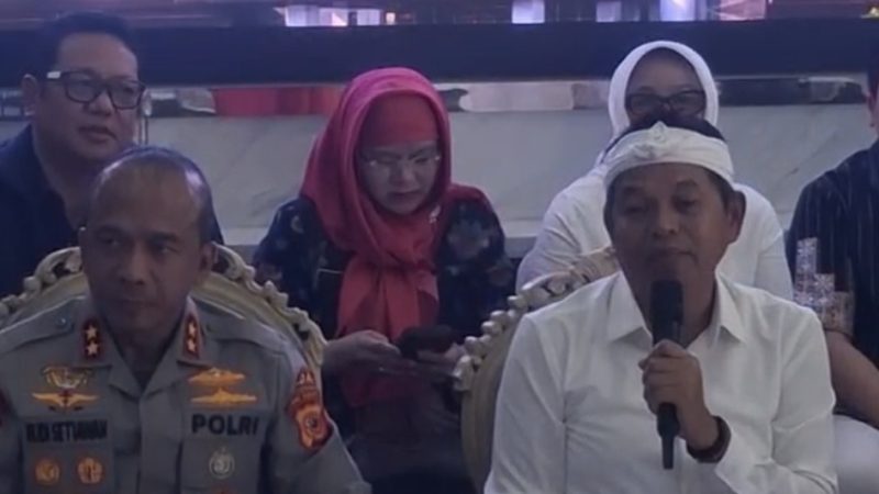 Gubernur Jawa Barat Dedi Mulyadi menghadiri konferensi pers kasus penyekapan dan penganiayaan sadis oleh tersangka Taufik Hidayat di Mapolda Jawa Barat, Jumat (26/6/2026). (Foto: Humas Jabar)