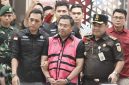 Tersangka dugaan tindak pidana korupsi tata kelola program Makan Bergizi Gratis (MBG) pada Badan Gizi Nasional (BGN) Sony Sonjaya (tengah). Permohonan justice collaborator (JC) yang diajukan mantan Wakil Kepala Badan Gizi Nasional Sony Sonjaya sangat tergantung fakta dan pembuktian penyidikan.(ANTARA FOTO/M Risyal Hidayat)
