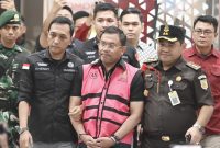 Tersangka dugaan tindak pidana korupsi tata kelola program Makan Bergizi Gratis (MBG) pada Badan Gizi Nasional (BGN) Sony Sonjaya (tengah). Permohonan justice collaborator (JC) yang diajukan mantan Wakil Kepala Badan Gizi Nasional Sony Sonjaya sangat tergantung fakta dan pembuktian penyidikan.(ANTARA FOTO/M Risyal Hidayat)
