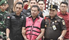 Tersangka dugaan tindak pidana korupsi tata kelola program Makan Bergizi Gratis (MBG) pada Badan Gizi Nasional (BGN) Sony Sonjaya (tengah). Permohonan justice collaborator (JC) yang diajukan mantan Wakil Kepala Badan Gizi Nasional Sony Sonjaya sangat tergantung fakta dan pembuktian penyidikan.(ANTARA FOTO/M Risyal Hidayat)
