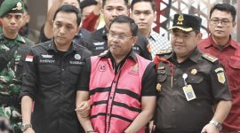 Tersangka dugaan tindak pidana korupsi tata kelola program Makan Bergizi Gratis (MBG) pada Badan Gizi Nasional (BGN) Sony Sonjaya (tengah). Permohonan justice collaborator (JC) yang diajukan mantan Wakil Kepala Badan Gizi Nasional Sony Sonjaya sangat tergantung fakta dan pembuktian penyidikan.(ANTARA FOTO/M Risyal Hidayat)
