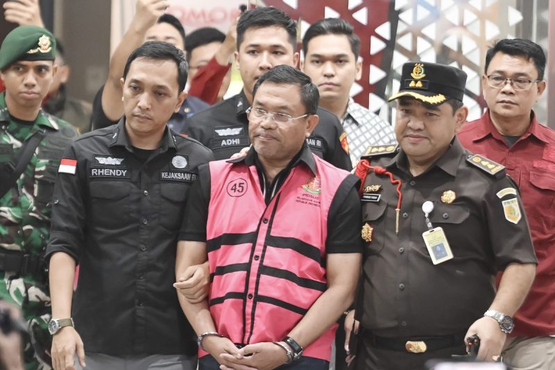 Tersangka dugaan tindak pidana korupsi tata kelola program Makan Bergizi Gratis (MBG) pada Badan Gizi Nasional (BGN) Sony Sonjaya (tengah). Permohonan justice collaborator (JC) yang diajukan mantan Wakil Kepala Badan Gizi Nasional Sony Sonjaya sangat tergantung fakta dan pembuktian penyidikan.(ANTARA FOTO/M Risyal Hidayat)
