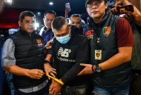 Petugas menggiring tersangka kasus dugaan penyekapan dan penganiayaan berat Taufik Hidayat (tengah) setibanya di Polda Jabar, Bandung, Jawa Barat, Selasa (23/6/2026). Polda Jabar menangkap Taufik Hidayat yang berstatus daftar pencarian orang di Kawasan Majalaya, Kabupaten Bandung yang selanjutnya akan diperiksa atas kasus penyekapan dan penganiayaan berat terhadap seorang wanita berinisial YTR selama tiga tahun. ANTARA FOTO/Raisan Al Farisi/nym.(RAISAN AL FARISI)
