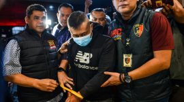 Petugas menggiring tersangka kasus dugaan penyekapan dan penganiayaan berat Taufik Hidayat (tengah) setibanya di Polda Jabar, Bandung, Jawa Barat, Selasa (23/6/2026). Polda Jabar menangkap Taufik Hidayat yang berstatus daftar pencarian orang di Kawasan Majalaya, Kabupaten Bandung yang selanjutnya akan diperiksa atas kasus penyekapan dan penganiayaan berat terhadap seorang wanita berinisial YTR selama tiga tahun. ANTARA FOTO/Raisan Al Farisi/nym.(RAISAN AL FARISI)
