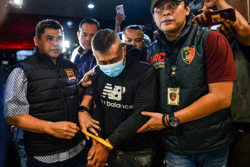 Petugas menggiring tersangka kasus dugaan penyekapan dan penganiayaan berat Taufik Hidayat (tengah) setibanya di Polda Jabar, Bandung, Jawa Barat, Selasa (23/6/2026). Polda Jabar menangkap Taufik Hidayat yang berstatus daftar pencarian orang di Kawasan Majalaya, Kabupaten Bandung yang selanjutnya akan diperiksa atas kasus penyekapan dan penganiayaan berat terhadap seorang wanita berinisial YTR selama tiga tahun. ANTARA FOTO/Raisan Al Farisi/nym.(RAISAN AL FARISI)
