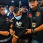 Petugas menggiring tersangka kasus dugaan penyekapan dan penganiayaan berat Taufik Hidayat (tengah) setibanya di Polda Jabar, Bandung, Jawa Barat, Selasa (23/6/2026). Polda Jabar menangkap Taufik Hidayat yang berstatus daftar pencarian orang di Kawasan Majalaya, Kabupaten Bandung yang selanjutnya akan diperiksa atas kasus penyekapan dan penganiayaan berat terhadap seorang wanita berinisial YTR selama tiga tahun. ANTARA FOTO/Raisan Al Farisi/nym.(RAISAN AL FARISI)
