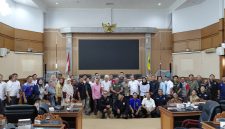Komisi IV DPRD Kabupaten Majalengka berkomitmen mengawal kebutuhan anggaran cabang olahraga (cabor) yang akan berlaga pada Pekan Olahraga Provinsi (Porprov) Jawa Barat 2026. Komitmen tersebut mengemuka dalam audiensi antara Forum Koordinator Cabor Kabupaten Majalengka dengan DPRD Majalengka di Ruang Rapat Paripurna DPRD, Rabu (3/6/2026).