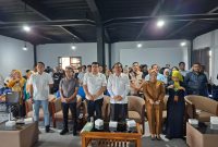 Dinas Komunikasi dan Informatika (Diskominfo) Jawa Barat terus memperkuat literasi digital masyarakat untuk menghadapi maraknya hoaks, judi online, dan berbagai bentuk disinformasi. Salah satu upaya yang dilakukan yakni menggelar workshop bertajuk KIM Peduli Digital di Politeknik Mandiri Panyingkiran, Kabupaten Majalengka, Selasa (2/6/2026).