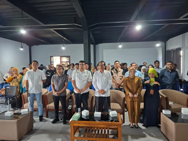 Dinas Komunikasi dan Informatika (Diskominfo) Jawa Barat terus memperkuat literasi digital masyarakat untuk menghadapi maraknya hoaks, judi online, dan berbagai bentuk disinformasi. Salah satu upaya yang dilakukan yakni menggelar workshop bertajuk KIM Peduli Digital di Politeknik Mandiri Panyingkiran, Kabupaten Majalengka, Selasa (2/6/2026).