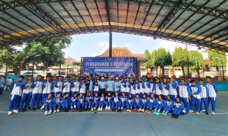 Bupati Majalengka Eman Suherman melepas kontingen Pekan Olahraga dan Seni Antar Daerah Perbatasan (Porsenitas) serta Pekan Olahraga Wilayah Daerah (Polwilda) Kabupaten Majalengka di Lapangan Tenis Sekretariat Daerah (Setda), Senin (22/6/2026)