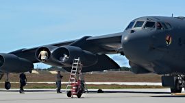Pesawat pengebom strategis bertenaga jet jarak jauh subsonik B-52 Stratofortress/Net