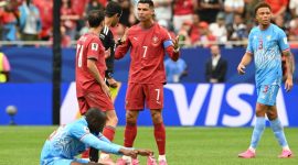 Cristiano Ronaldo berbicara dengan wasit Qatar Abdulrahman Al-Jassim (2nd L) selama pertandingan sepak bola Grup K Piala Dunia 2026 antara Portugal dan Republik Demokratik Kongo di Stadion Houston di Houston pada 17 Juni 2026.(RONALDO SCHEMIDT)