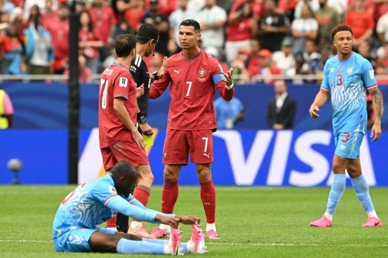 Cristiano Ronaldo berbicara dengan wasit Qatar Abdulrahman Al-Jassim (2nd L) selama pertandingan sepak bola Grup K Piala Dunia 2026 antara Portugal dan Republik Demokratik Kongo di Stadion Houston di Houston pada 17 Juni 2026.(RONALDO SCHEMIDT)