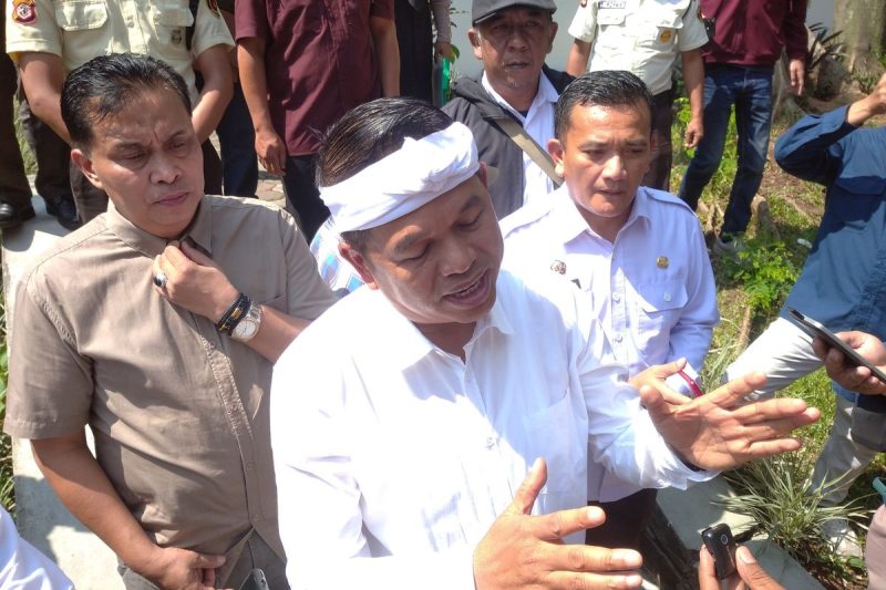Gubernur Jabar Dedi Mulyadi usai sidak keluhan orangtua siswa di Kantor Disdik Jabar, Jalan Radjiman, Kota Bandung, Selasa (9/6/2026)
