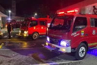 Sejumlah 14 unit mobil pemadam kebakaran diturukan untuk memadamkan kebakaran pesantren di kawasan Dago, Kota Bandung, Sabtu 27 Juni 2026. (Foto: Damkarmatan Kota Bandung) 