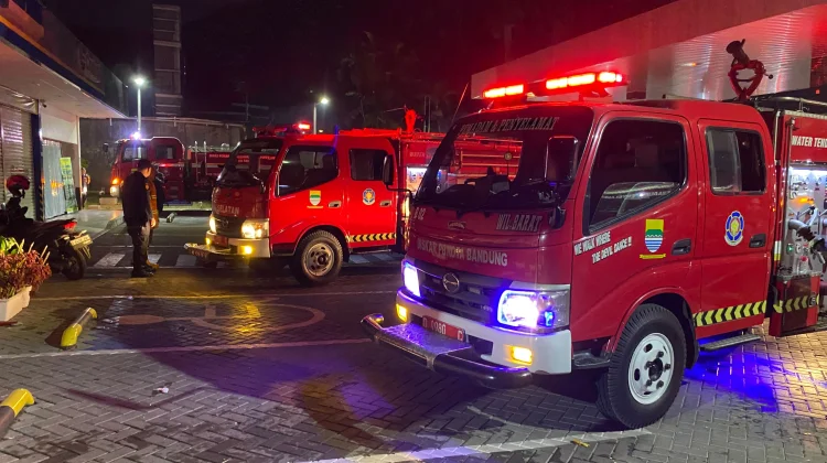 Sejumlah 14 unit mobil pemadam kebakaran diturukan untuk memadamkan kebakaran pesantren di kawasan Dago, Kota Bandung, Sabtu 27 Juni 2026. (Foto: Damkarmatan Kota Bandung) 