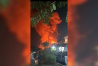 Kobaran api membakar rumah di Cipejeuh Wetan Kecamatan Lemahabang Abang Kabupaten Cirebon Jawa Barat pada Selasa (23/6/2026) dini hari(tangkap layar video warga)