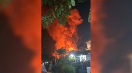 Kobaran api membakar rumah di Cipejeuh Wetan Kecamatan Lemahabang Abang Kabupaten Cirebon Jawa Barat pada Selasa (23/6/2026) dini hari(tangkap layar video warga)