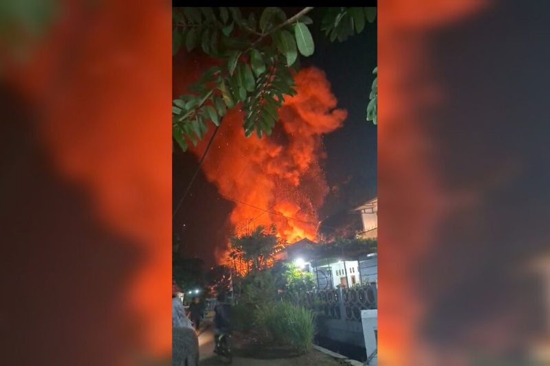 Kobaran api membakar rumah di Cipejeuh Wetan Kecamatan Lemahabang Abang Kabupaten Cirebon Jawa Barat pada Selasa (23/6/2026) dini hari(tangkap layar video warga)