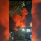 Kobaran api membakar rumah di Cipejeuh Wetan Kecamatan Lemahabang Abang Kabupaten Cirebon Jawa Barat pada Selasa (23/6/2026) dini hari(tangkap layar video warga)