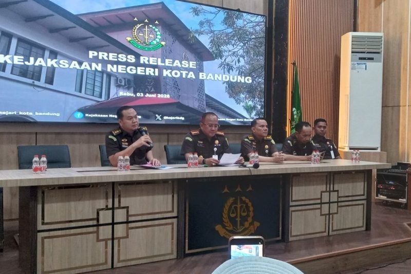 Kejaksaan Negeri (Kejari) Kota Bandung menghentikan penyidikan kasus dugaan penyalahgunaan kewenangan yang sempat menjerat Wakil Wali Kota Bandung Erwin dan anggota DPRD Kota Bandung Rendiana Awangga