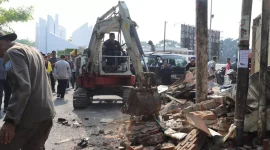 Pembongkaran 63 kios PKL di trotoar Jalan Dipatiukur Bandung oleh Satpol PP. (Diskominfo Kota Bandung)

