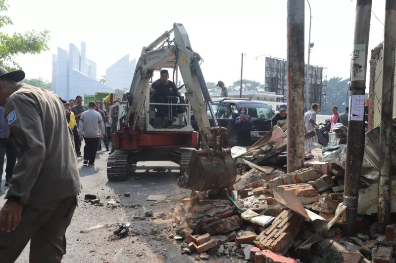 Pembongkaran 63 kios PKL di trotoar Jalan Dipatiukur Bandung oleh Satpol PP. (Diskominfo Kota Bandung)

