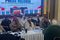 Gubernur Jabar Dedi Mulyadi hadir dalam pressconference kasus penyekapan dan penganiayaan di Mapolda Jabar, Jumat (26/6/2026).
(Istimewa)