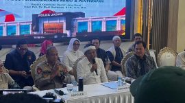 Gubernur Jabar Dedi Mulyadi hadir dalam pressconference kasus penyekapan dan penganiayaan di Mapolda Jabar, Jumat (26/6/2026).
(Istimewa)