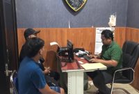Alfin Setyo dan EPB memberi keterangan pada polisi saat proses pencabutan laporan pencurian di Polsek Pungging, Kabupaten Mojokerto (DOK. POLSEK PUNGGING)