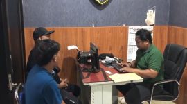 Alfin Setyo dan EPB memberi keterangan pada polisi saat proses pencabutan laporan pencurian di Polsek Pungging, Kabupaten Mojokerto (DOK. POLSEK PUNGGING)