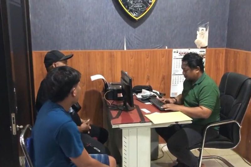 Alfin Setyo dan EPB memberi keterangan pada polisi saat proses pencabutan laporan pencurian di Polsek Pungging, Kabupaten Mojokerto (DOK. POLSEK PUNGGING)