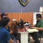 Alfin Setyo dan EPB memberi keterangan pada polisi saat proses pencabutan laporan pencurian di Polsek Pungging, Kabupaten Mojokerto (DOK. POLSEK PUNGGING)