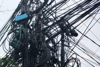 Gubernur Jawa Barat, Dedi Mulyadi, menegaskan bahwa penataan kabel udara yang semrawut di berbagai wilayah masih menjadi salah satu program prioritas Pemerintah Provinsi Jawa Barat. Pemprov akan menjalankan program tersebut secara bertahap dengan melibatkan perusahaan penyedia jaringan telekomunikasi.