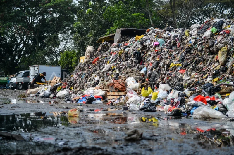 Pemerintah Kota Bandung mencatat sebanyak 35 dari 55 TPS di Kota Bandung mengalami kelebihan kapasitas yang diakibatkan oleh permasalahan yang berada di TPA Sarimukti. ANTARA FOTO/Raisan Al Farisi/foc. 