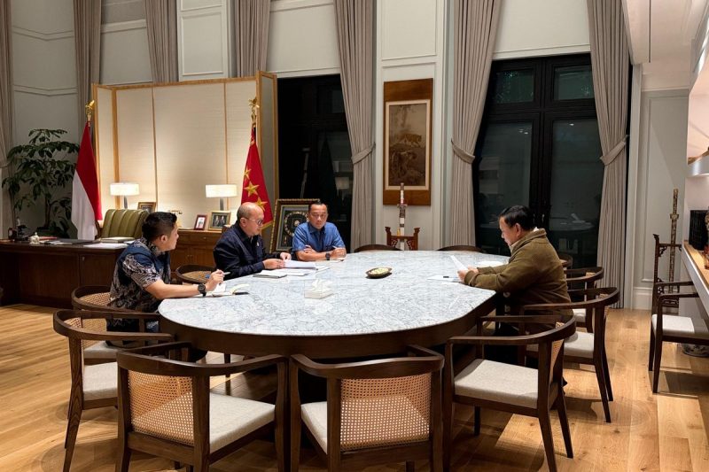 Presiden Prabowo Subianto saat menerima CEO Danantara Rosan Roeslani di Kertanegara, Jakarta, Minggu (21/6/2026). (Dok. Setpres)
