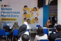 Dinas Pendidikan (Disdik) Kota Bandung memperketat verifikasi Seleksi Penerimaan Murid Baru (SPMB) jalur domisili tingkat SMP setelah menerima banyak laporan dari masyarakat. Dalam pemeriksaan awal, petugas menemukan sejumlah alamat yang tidak lazim. Sebuah restoran tercantum sebagai domisili sekitar 20 kartu keluarga (KK), sedangkan sebuah tempat karaoke menjadi alamat tiga KK. (Humas)