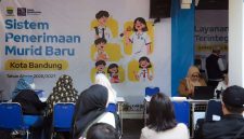 Dinas Pendidikan (Disdik) Kota Bandung memperketat verifikasi Seleksi Penerimaan Murid Baru (SPMB) jalur domisili tingkat SMP setelah menerima banyak laporan dari masyarakat. Dalam pemeriksaan awal, petugas menemukan sejumlah alamat yang tidak lazim. Sebuah restoran tercantum sebagai domisili sekitar 20 kartu keluarga (KK), sedangkan sebuah tempat karaoke menjadi alamat tiga KK. (Humas)