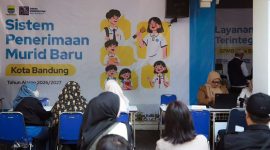 Dinas Pendidikan (Disdik) Kota Bandung memperketat verifikasi Seleksi Penerimaan Murid Baru (SPMB) jalur domisili tingkat SMP setelah menerima banyak laporan dari masyarakat. Dalam pemeriksaan awal, petugas menemukan sejumlah alamat yang tidak lazim. Sebuah restoran tercantum sebagai domisili sekitar 20 kartu keluarga (KK), sedangkan sebuah tempat karaoke menjadi alamat tiga KK. (Humas)