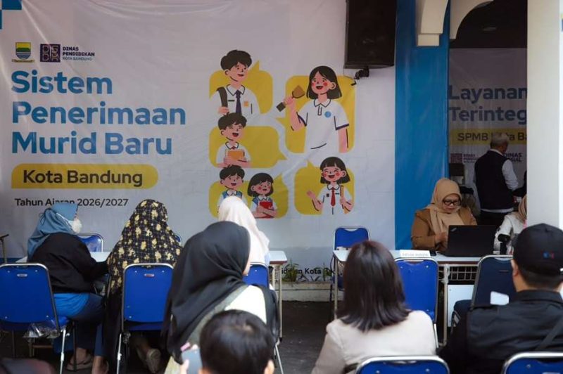 Dinas Pendidikan (Disdik) Kota Bandung memperketat verifikasi Seleksi Penerimaan Murid Baru (SPMB) jalur domisili tingkat SMP setelah menerima banyak laporan dari masyarakat. Dalam pemeriksaan awal, petugas menemukan sejumlah alamat yang tidak lazim. Sebuah restoran tercantum sebagai domisili sekitar 20 kartu keluarga (KK), sedangkan sebuah tempat karaoke menjadi alamat tiga KK. (Humas)