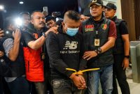 Petugas menggiring tersangka kasus dugaan penyekapan dan penganiayaan berat Taufik Hidayat (tengah) setibanya di Polda Jabar, Bandung, Jawa Barat, Selasa (23/6/2026). Polda Jabar menangkap Taufik Hidayat yang berstatus daftar pencarian orang di Kawasan Majalaya, Kabupaten Bandung yang selanjutnya akan diperiksa atas kasus penyekapan dan penganiayaan berat terhadap seorang wanita berinisial YTR selama tiga tahun. ANTARA FOTO/Raisan Al Farisi/nym.(RAISAN AL FARISI)
