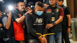 Petugas menggiring tersangka kasus dugaan penyekapan dan penganiayaan berat Taufik Hidayat (tengah) setibanya di Polda Jabar, Bandung, Jawa Barat, Selasa (23/6/2026). Polda Jabar menangkap Taufik Hidayat yang berstatus daftar pencarian orang di Kawasan Majalaya, Kabupaten Bandung yang selanjutnya akan diperiksa atas kasus penyekapan dan penganiayaan berat terhadap seorang wanita berinisial YTR selama tiga tahun. ANTARA FOTO/Raisan Al Farisi/nym.(RAISAN AL FARISI)