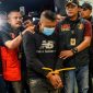 Petugas menggiring tersangka kasus dugaan penyekapan dan penganiayaan berat Taufik Hidayat (tengah) setibanya di Polda Jabar, Bandung, Jawa Barat, Selasa (23/6/2026). Polda Jabar menangkap Taufik Hidayat yang berstatus daftar pencarian orang di Kawasan Majalaya, Kabupaten Bandung yang selanjutnya akan diperiksa atas kasus penyekapan dan penganiayaan berat terhadap seorang wanita berinisial YTR selama tiga tahun. ANTARA FOTO/Raisan Al Farisi/nym.(RAISAN AL FARISI)
