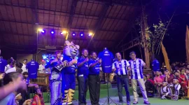 Persib Bandung memperkenalkan Mariano Peralta secara unik di Saung Angklung Udjo, Bandung, Minggu (19/7/2026) malam.