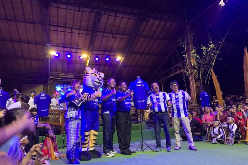 Persib Bandung memperkenalkan Mariano Peralta secara unik di Saung Angklung Udjo, Bandung, Minggu (19/7/2026) malam.