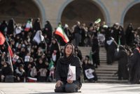 Seorang pelayat membawa potret mendiang Ayatollah Ali Khamenei saat menghadiri pemakaman mantan Pemimpin Tertinggi Iran itu di Grand Mosalla, Teheran, Sabtu (4/7/2026).(AFP)