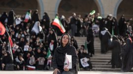 Seorang pelayat membawa potret mendiang Ayatollah Ali Khamenei saat menghadiri pemakaman mantan Pemimpin Tertinggi Iran itu di Grand Mosalla, Teheran, Sabtu (4/7/2026).(AFP)